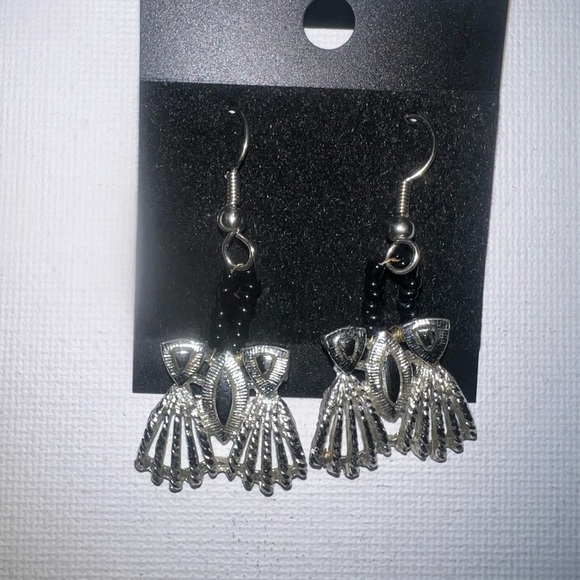 COPY - ♦️ Silver-toned metal charm with black stone, dangling silver-toned meta… - Picture 2 of 4